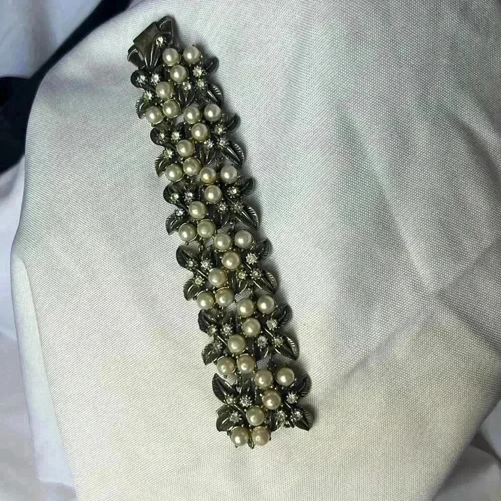 Vintage Florenza Juliana D&E Delizza & Elster Bracelet pearls and Rhinestones